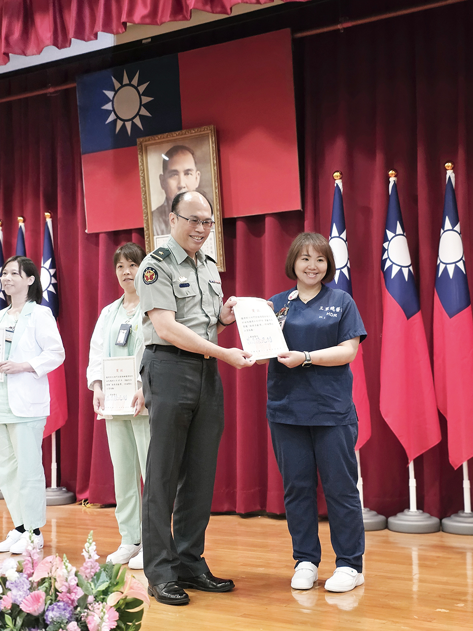 院長陳元皓頒獎服務貢獻獎服務滿15年